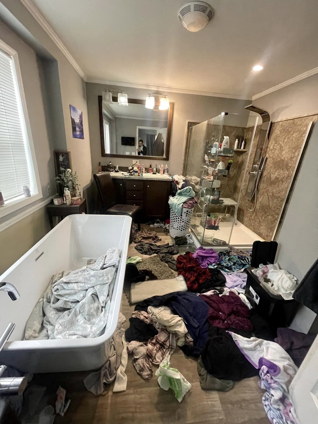 Master bathroom cluttered and dirty before cleaning